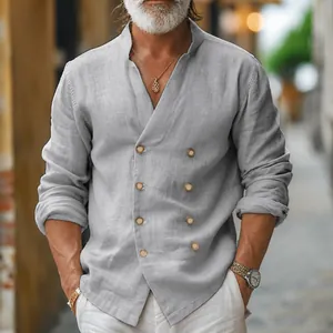 Gros plan sur une chemise grise en coton et lin pour homme avec col officier croisé