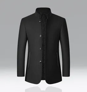 Elegante abrigo de lana negro para hombre de largo medio con cuello alto y forro acolchado.