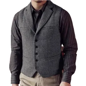 Detailaufnahme einer klassischen grauen Fischgrät-Tweed-Weste für Herren mit Knöpfen