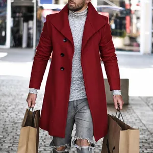 Detailansicht eines eleganten roten Herren-Wollmantels mit schickem großem Revers