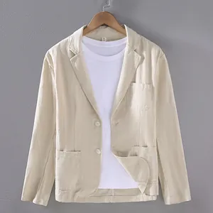 Gros plan d'un blazer beige en coton et lin pour homme avec revers et poches plaquées.