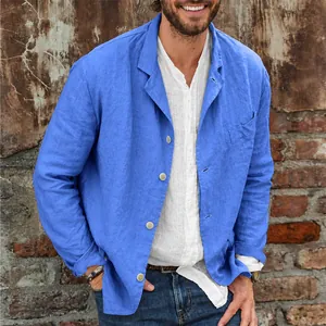 Dettaglio di un blazer casual da uomo in cotone e lino di colore blu chiaro, primo piano.