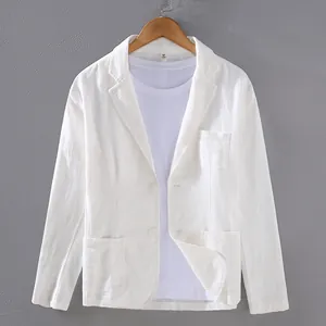 Gros plan d'un blazer blanc en coton et lin pour homme avec poches et boutons