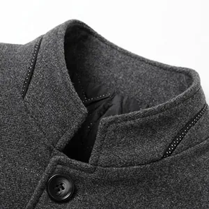 Detalle de cuello mao de abrigo de lana gris con ribete de lunares y forro acolchado