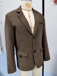Detailansicht eines braunen Herren-Blazers mit Fischgrätenmuster im britischen Stil