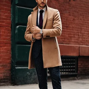 Primer plano de un elegante abrigo de lana color camello para hombre en un entorno urbano