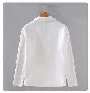 Détail de la vue arrière d'une veste de costume décontractée en coton et lin blanc pour homme