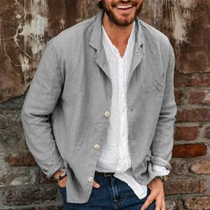 Vista dettagliata di un blazer casual da uomo grigio in cotone e lino, trama naturale.