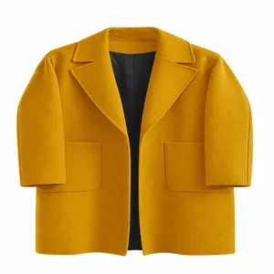 Detalle del abrigo de lana amarillo de largo medio con bolsillos grandes