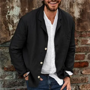 Dettaglio di un blazer casual da uomo in cotone e lino nero con bottoni singoli