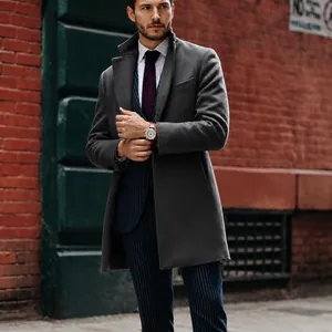 Abrigo clásico de lana gris marengo de longitud media para hombre en entorno urbano
