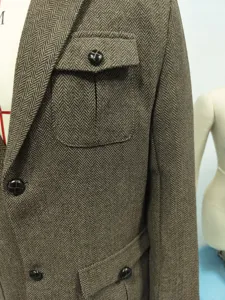 Detail eines britischen Fischgräten-Herrenblazers mit Pattentasche und Knopf