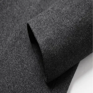 Primer plano de la textura de la tela de lana gris oscuro de un abrigo de invierno