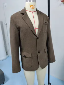 Detailansicht der klassischen braunen britischen Herren-Freizeitjacke mit Fischgrätenmuster