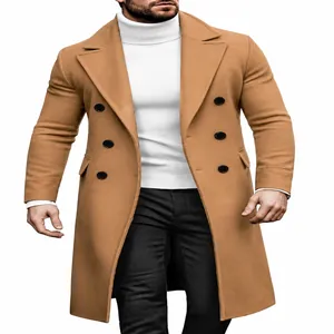 Detalle de abrigo de lana de hombre camel con doble botonadura y estilo británico de negocios.