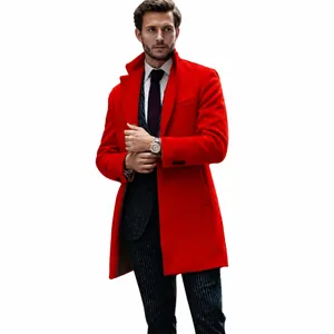 Vista detallada de un abrigo de lana rojo de estilo británico para hombres elegantes