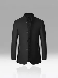 Elegante abrigo de lana negro de largo medio para hombre con cuello alto y acolchado