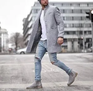 Detaillierte Streetstyle-Ansicht eines Mannes im grauen Wollmantel mit Jeanshose