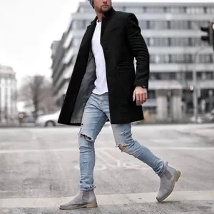Modischer schwarzer mittellanger Wollmantel für Herren im trendigen Urban-Street-Style