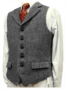 Détail d'un gilet en tweed gris à chevrons pour hommes avec revers cranté boutonné.
