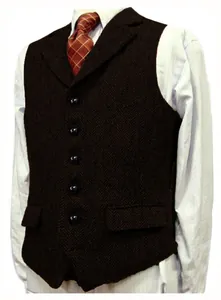 Détail d'un gilet en tweed marron foncé pour homme avec col à revers et motif chevrons
