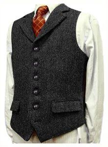 Détail du gilet pour homme à chevrons gris avec revers cranté et boutons vintage