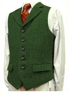 Vue détaillée d'un gilet pour homme en tweed à chevrons vert avec revers et cinq boutons.