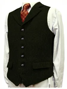 Gros plan d'un gilet en tweed à chevrons vert foncé pour homme avec revers et boutons