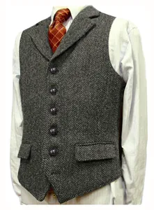 Vue détaillée d'un gilet en tweed gris à chevrons pour homme avec revers et cinq boutons