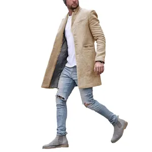 Beigefarbener Herren-Wollmantel in mittlerer Länge mit Reverskragen für den Winter.