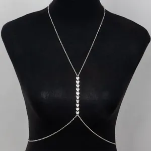 Cadena corporal plateada con diamantes de corazón para mujer en un torso de maniquí negro