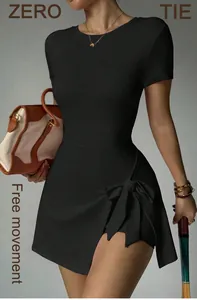 Vue détaillée d'une robe de tennis noire à manches courtes avec un joli nœud sur la hanche