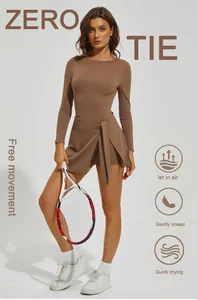 Ensemble de tennis marron à manches longues avec protection solaire et jupe-short