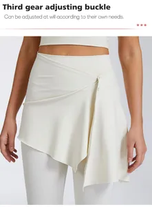 Detailansicht der High-Waist-Yoga-Leggings mit verstellbarer Schnalle und abnehmbarem Rock