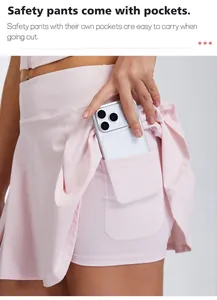 Vue détaillée de la poche latérale sur jupe de sport rose pour ranger un smartphone