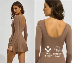 Détail de la robe de tennis marron à manches longues avec dos en U et icônes respirantes