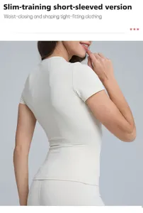 Vista posteriore di un top da yoga bianco a maniche corte aderente per fitness e sport