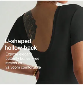 Vue arrière détaillée d'une robe de tennis noire avec un dos nu en forme de U élégant
