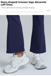 Vue détaillée du bas évasé de ce pantalon de yoga bleu marine à taille haute élastique