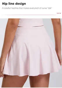 Vue détaillée du design de la ligne des hanches sur une jupe-short de sport rose.