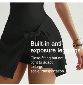 Gros plan sur la jupe de tennis noire avec legging intégré et nœud décoratif à la taille.