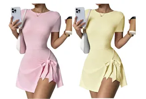 Vue de face d'une robe de tennis ajustée en rose poudré et jaune pâle très clair