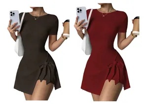 Robe de sport moulante avec nœud latéral disponible en marron et en rouge élégant