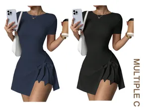 Robe de tennis athlétique avec nœud latéral et short intégré en bleu et noir