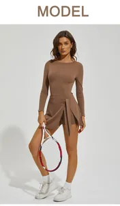 Vue complète d'un mannequin portant un ensemble de tennis marron à manches longues et jupe