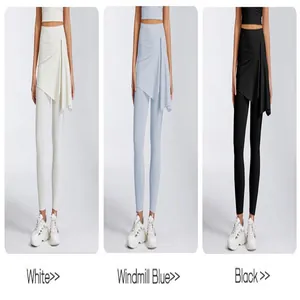 High-waist Yoga-Hose mit abnehmbarem Rock in den Farben Weiß, Windmühlenblau und Schwarz.