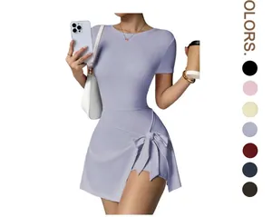 Détail de la robe de tennis lavande à manches courtes avec nœud à la taille et fente