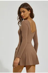 Vue arrière d'une robe de tennis marron à manches longues avec un dos ouvert en U élégant