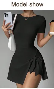 Robe de tennis noire ajustée avec lien à la taille pour le fitness et sport en plein air