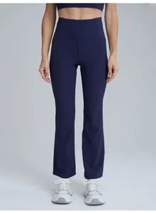 Vue de face détaillée d'un pantalon de yoga évasé bleu marine à taille haute sport
